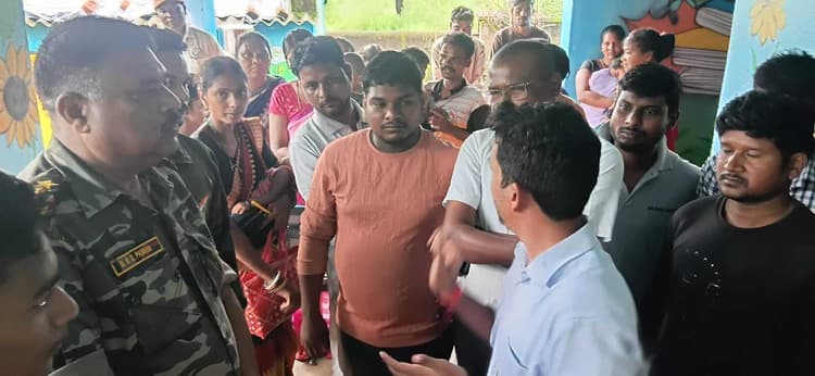 Chaibasa News : सेविका चयन में पक्षपात के आरोप में सीडीपीओ को घेरा