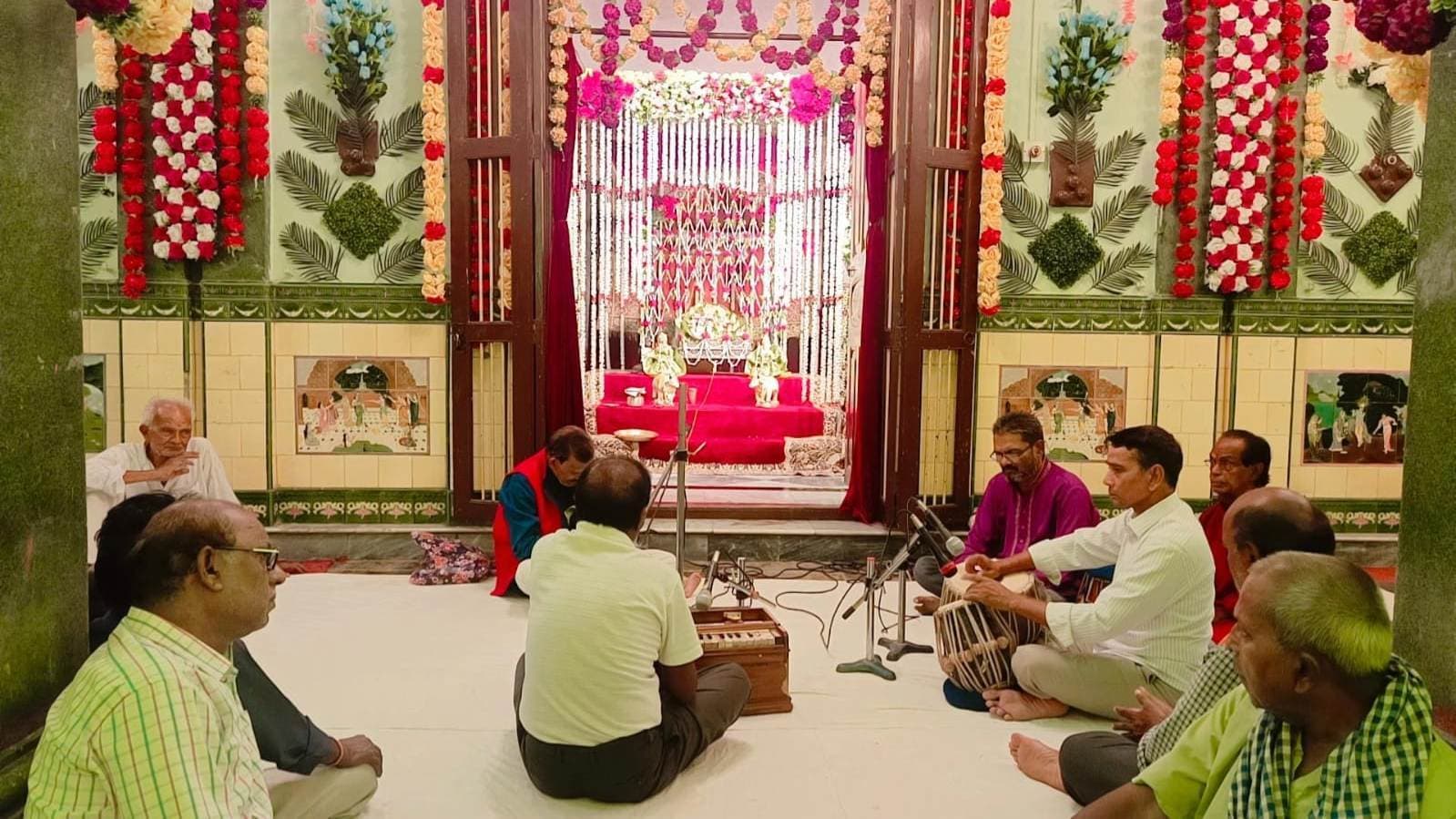 झूलनोत्सव पर भक्ति के सागर में गोता लगा रहे श्रद्धालु