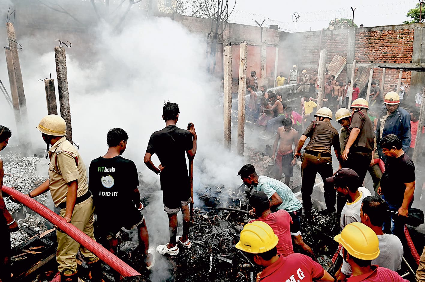 माठपुकुर : प्लास्टिक गोदाम में लगी आग, अफरातफरी