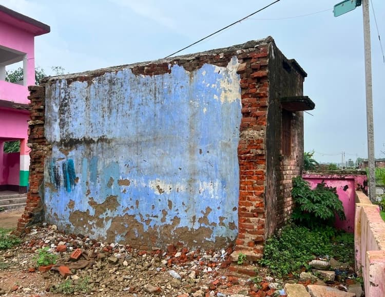 उत्कमित मध्य विद्यालय लेदहा का किचन शेड जर्जर, हादसे का डर