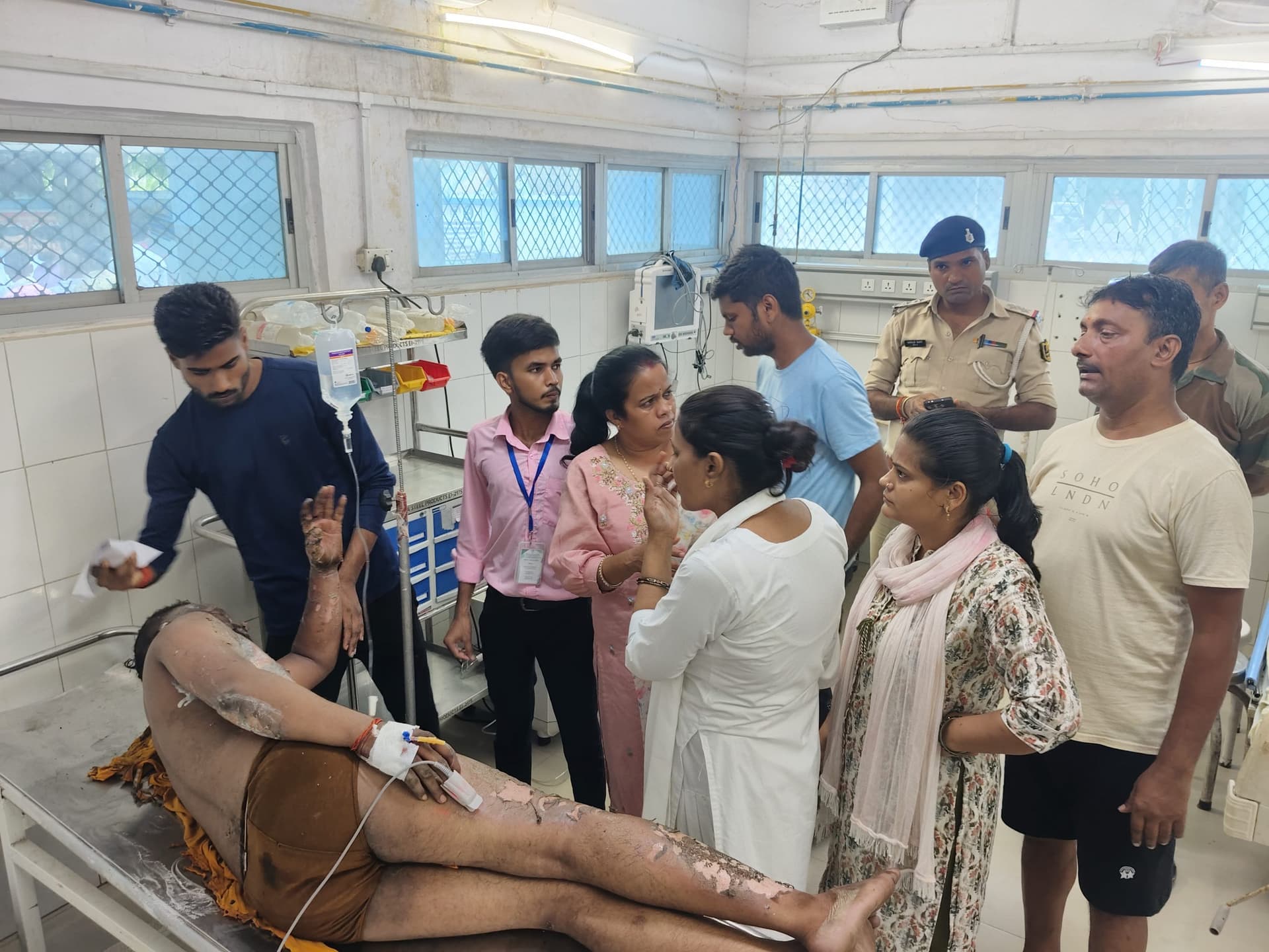 करेंट की चपेट आने से युवक, गंभीर
