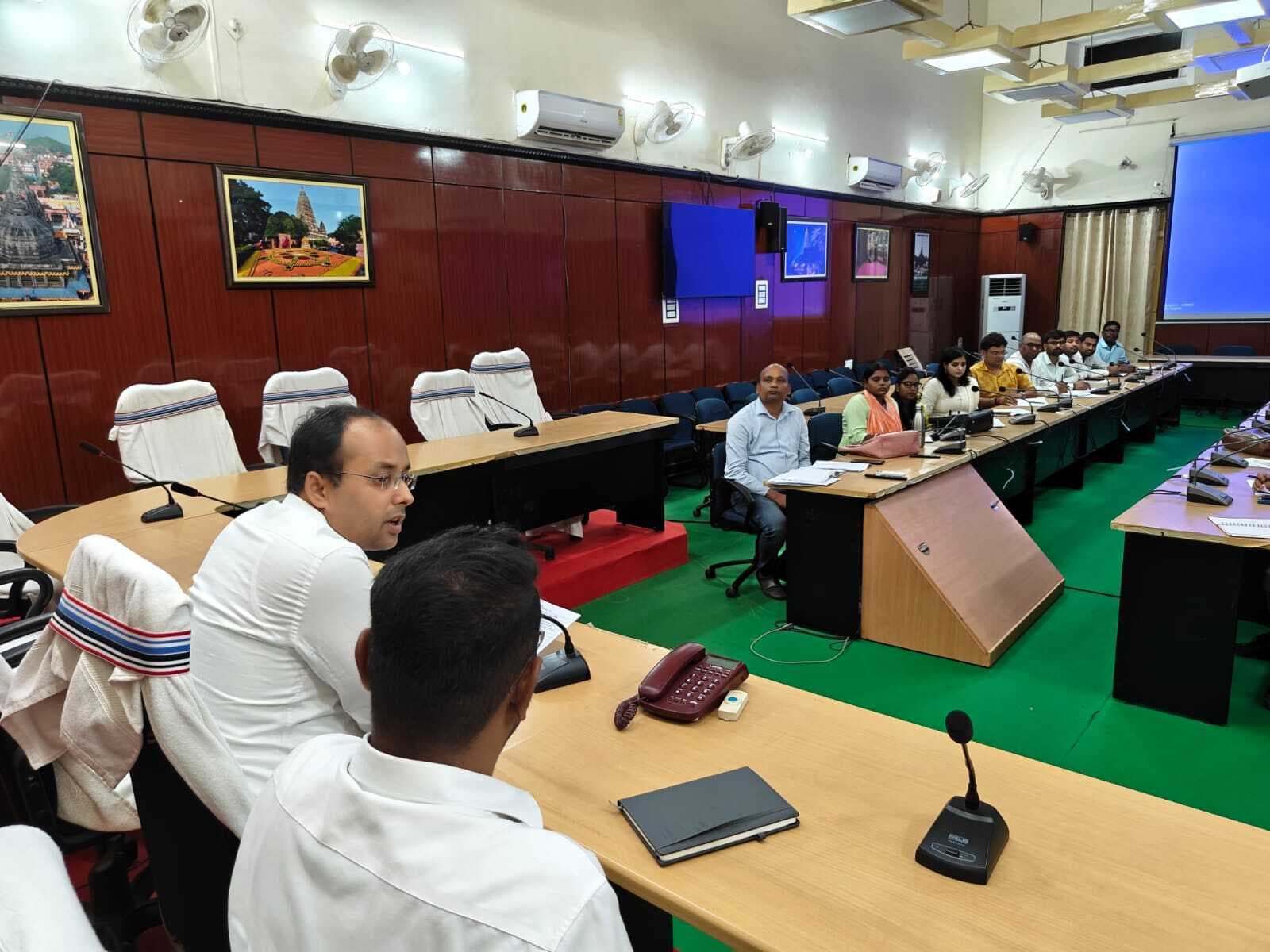 15 अगस्त तक नये पंचायत सरकार भवन में कार्य कराना सुनिश्चित करें : डीएम