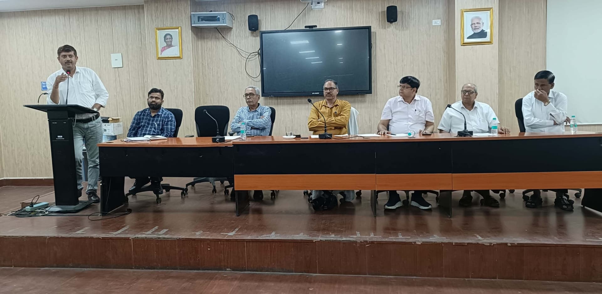 यूजी नामांकन में अतिरिक्त शुल्क वसूली को लेकर प्रधानाचार्यों पर बिफरे कुलपति