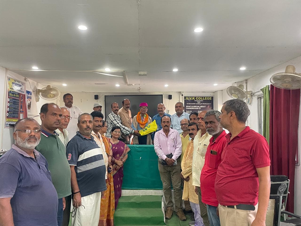 समारोह आयोजित कर राजनीतिक शास्त्र विभागाध्यक्ष को सेवानिवृत्ति पर दी विदाई