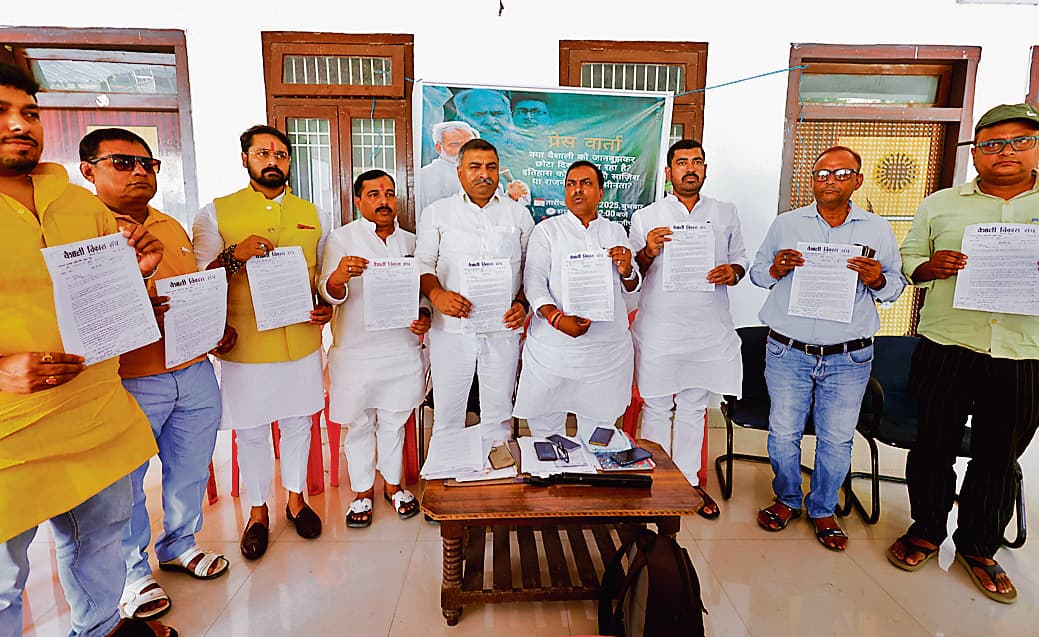 Hajipur News : बुद्ध सम्यक दर्शन संग्रहालय में रघुवंश बाबू की प्रतिमा लगाने की मांग