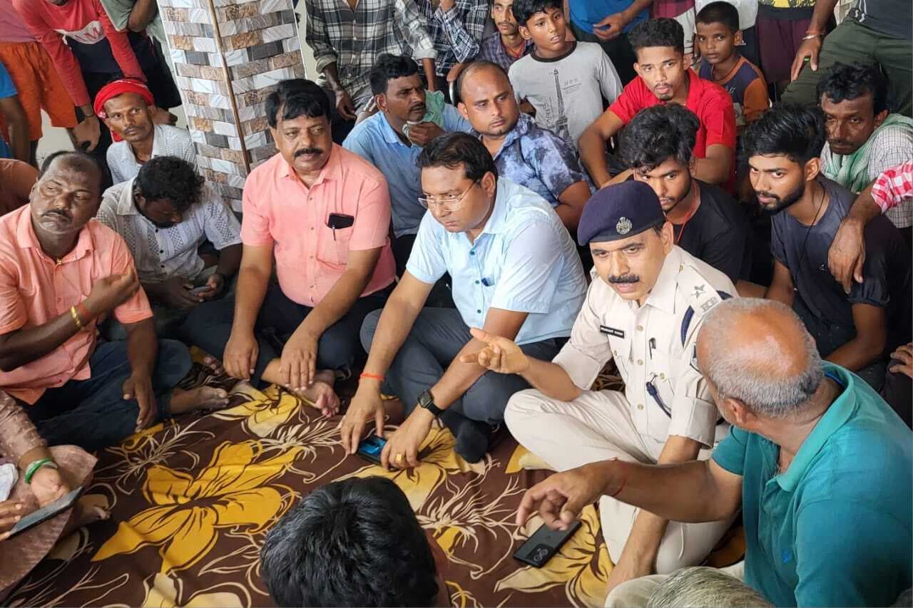 महेशपुर में पीडीएस की अनियमितता को लेकर सड़क जाम