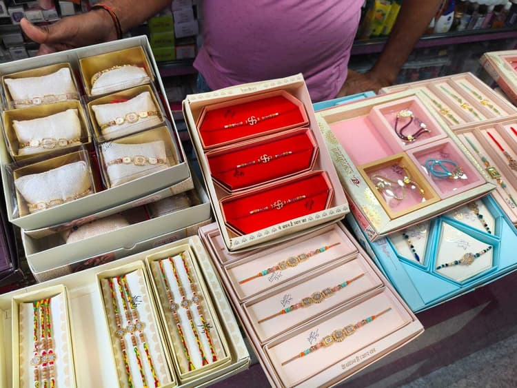 महंगी हुई राखियां, फिर भी बाजारों में रक्षा बंधन को लेकर उत्साह