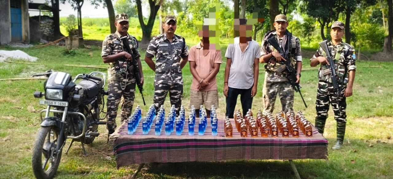 34.8 लीटर देसी शराब जब्त, दो तस्कर गिरफ्तार