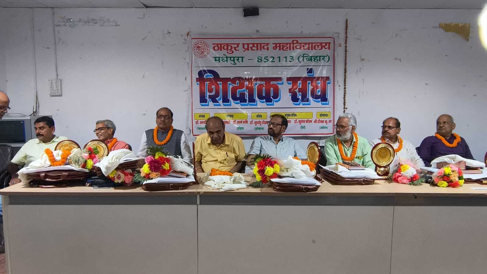 सात सेवानिवृत्त शिक्षकों समारोह आयोजित कर दी विदाई