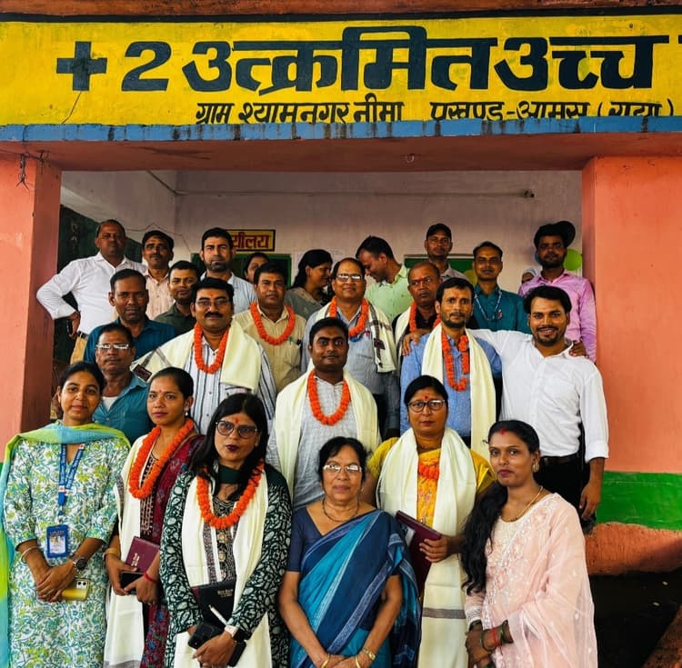 विदाई के समय शिक्षकों से लिपट कर रोने लगे बच्चे