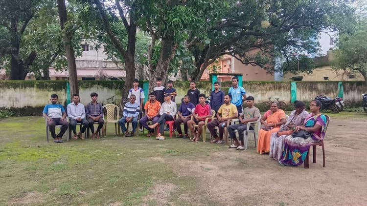 Deoghar news : आदिवासी हॉस्टल के छात्रों की मांग, नौ अगस्त से पहले हो रसोइया की व्यवस्था नहीं तो होगा विरोध