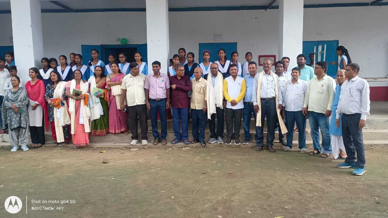 ट्रांसफर पर सात शिक्षक-शिक्षिकाओं को दी गयी विदाई