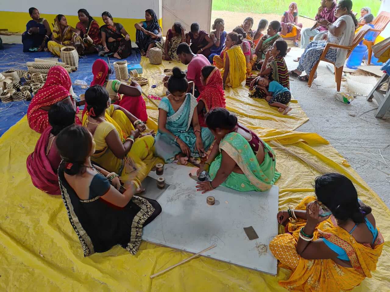 बांस से बननी वाली सामग्री का प्रशिक्षण ले रहीं महिलाएं