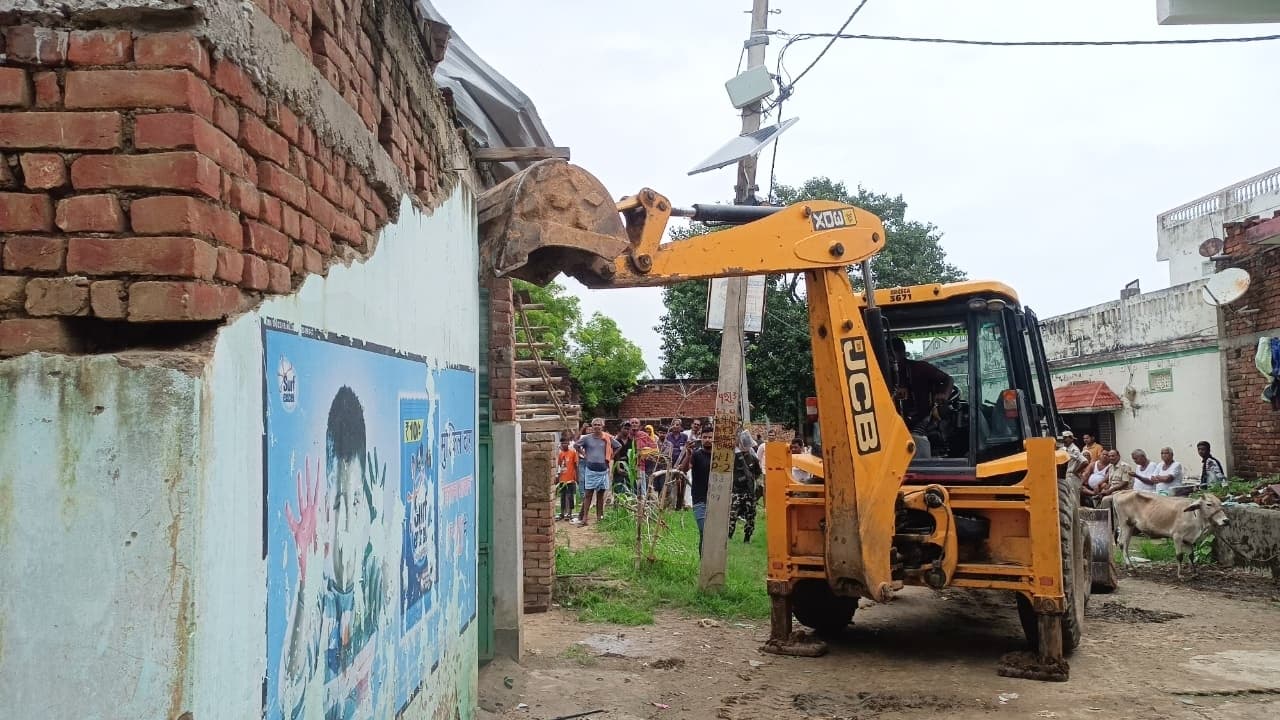 Kaimur News : सोनवर्षा गांव 12 लोगों के मकानों पर चला प्रशासन बुलडोजर