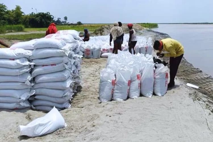 Bihar Flood Alert: पश्चिम चंपारण में गंडक का विकराल रूप! कटाव से दहशत, हजारों परिवार पलायन को मजबूर