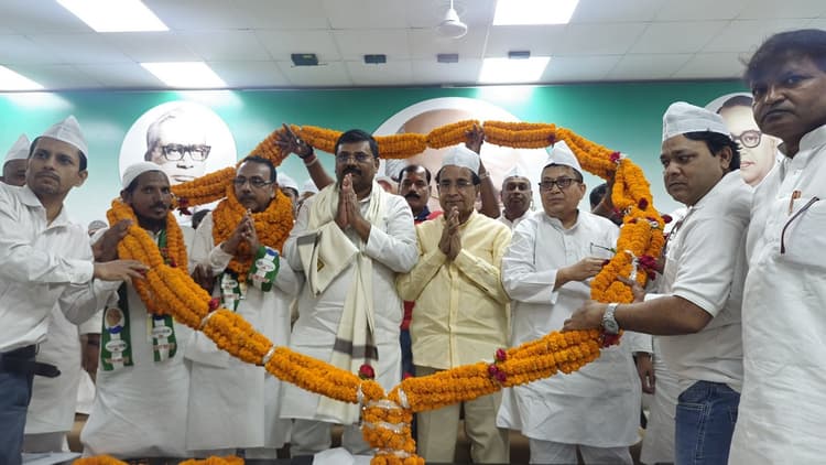 Bihar Election: बिहार चुनाव से पहले बढ़ी JDU की ताकत, मुस्लिम बहुल इस पार्टी का जेडीयू में विलय