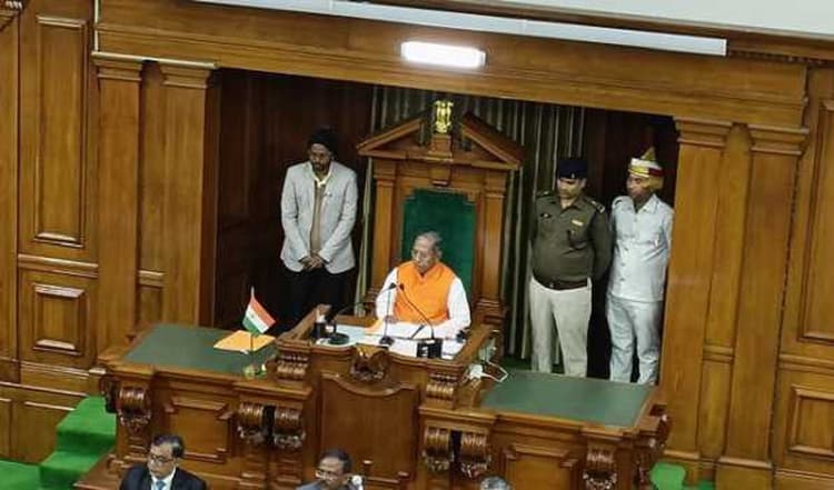 Bihar Assembly: मानसून सत्र में काले कपड़े पहनकर पहुंचे विपक्षी सदस्य, गिरते-गिरते बचे अध्यक्ष नंदकिशोर यादव