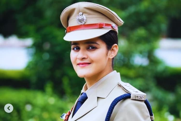 IPS Transfer: बिहार की ब्यूटी क्वीन IPS नवजोत सिमी को मिली ये नई जिम्मेदारी, वैभव शर्मा बने CID पटना के एसपी