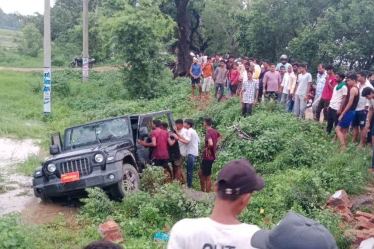 Video: पहले चार लोगों को कुचला, फिर हवा में उछल कर गड्ढ़े में गिरी थार, वीडियो देख सिहर उठेंगे आप