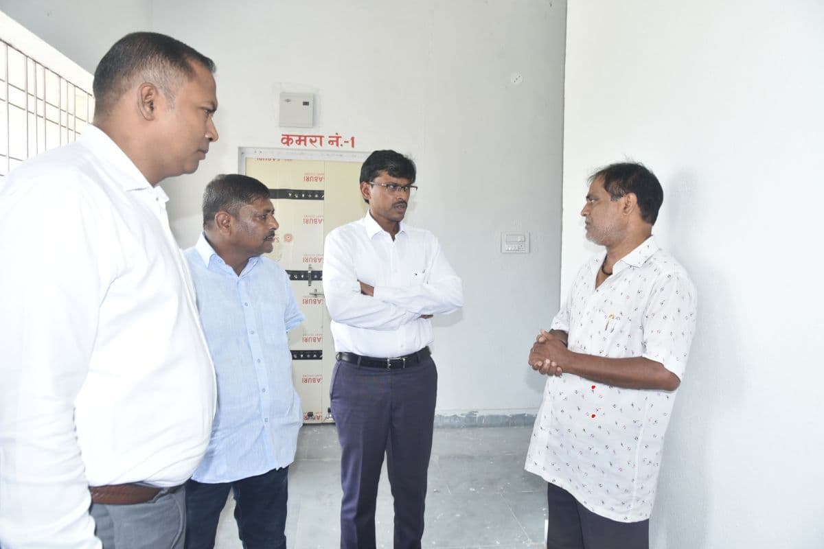 Bihar News: पटना में शिक्षा व्यवस्था की खुली पोल! हाजिरी के बाद 100 छात्र नदारद, DM ने दिए BEO पर कार्रवाई के आदेश