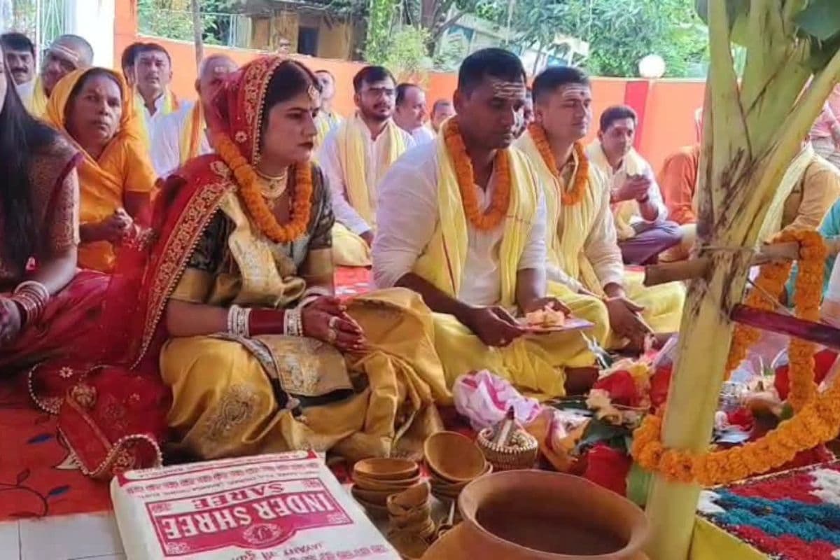 Bihar News: बिहार का एक ऐसा थाना जहां वर्दी छोड़ थानेदार बनते हैं जजमान,पहनते हैं पीली धोती