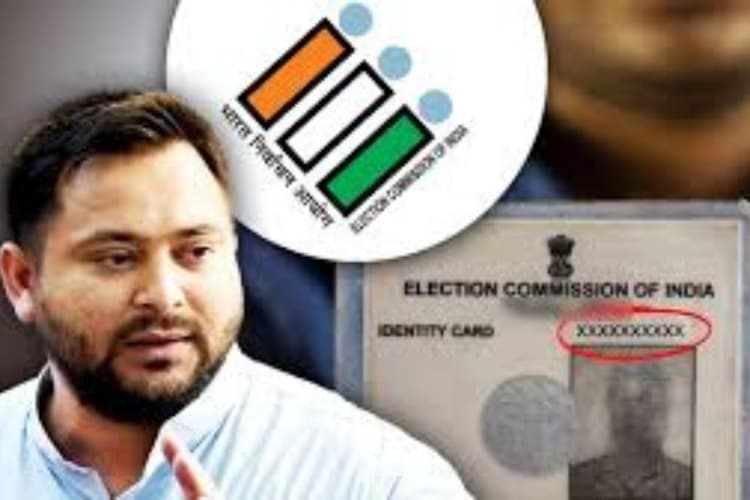 Bihar Politics: फर्जी वोटर आईडी विवाद में तेजस्वी यादव पर चुनाव आयोग की सख्ती