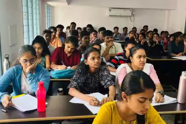 बिहार में जहां नक्सलियों के डर से थर-थर कांपते थे लोग, आज वहीं के बच्चे बन रहे अधिकारी, जानिए बदलाव की कहानी