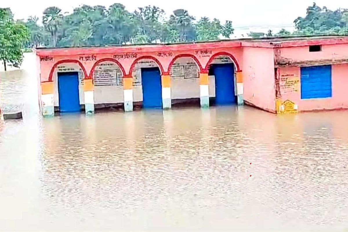 Bihar News: मोतिहारी के स्कूलों में भरा गंदा पानी,बच्चों की पढ़ाई ठप, सिस्टम चुप