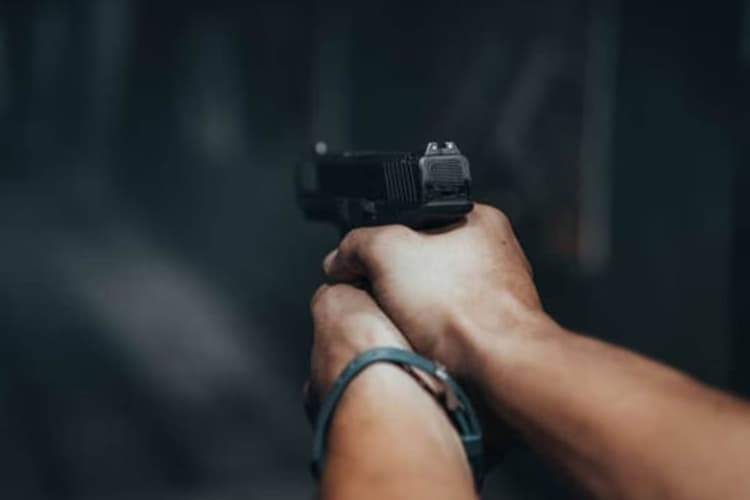 पटना में घर के बाहर टहल रहा था युवक, बाइक सवार अपराधियों ने मार दी गोली