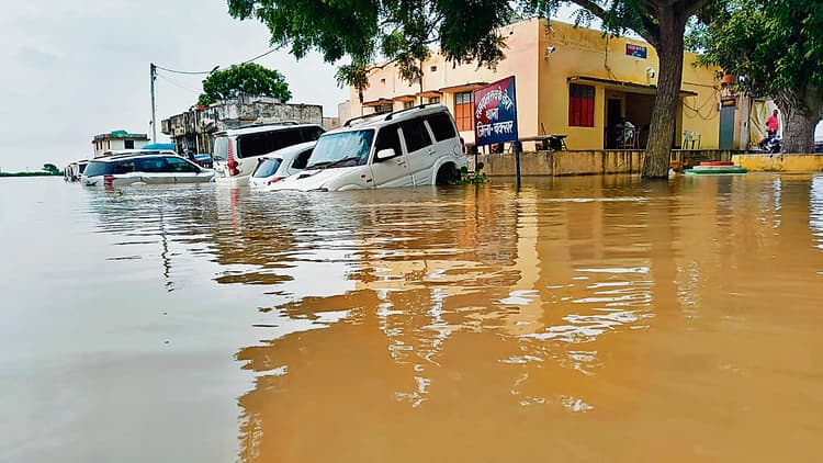 Photos: बाढ़ में डूबा बिहार का यह थाना, पानी में तैर रही पुलिस गाड़ी, दारोगा कर रहे नाव से गश्ती...