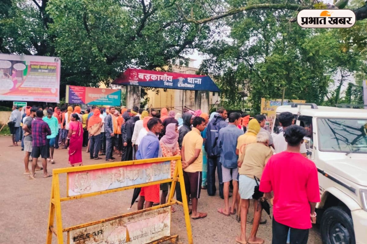 बड़कागांव थाना के बाहर ग्रामीणों का हंगामा, मामला दर्ज करने पर शुरू किया 'जेल भरो आंदोलन'