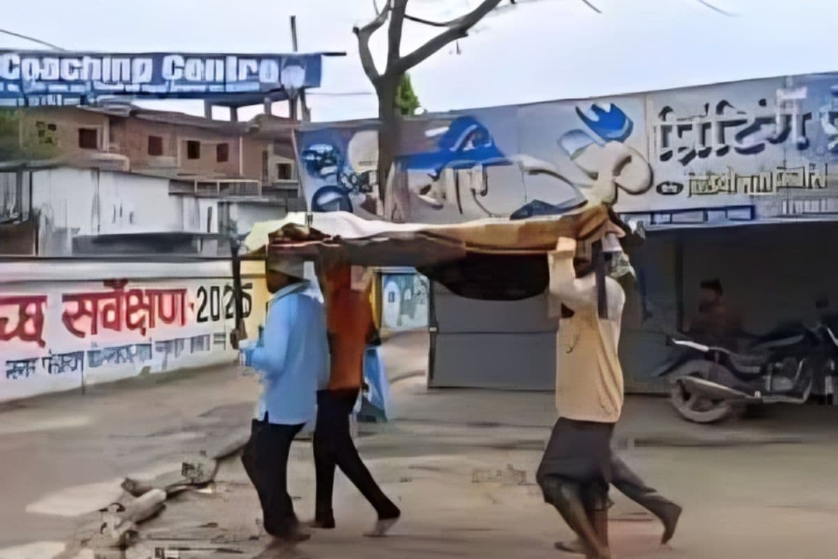 Bihar News: 102 पर कॉल बेअसर, एंबुलेंस के इतंजार में बुजुर्ग ने किया खाट पर अस्पताल तक सफर