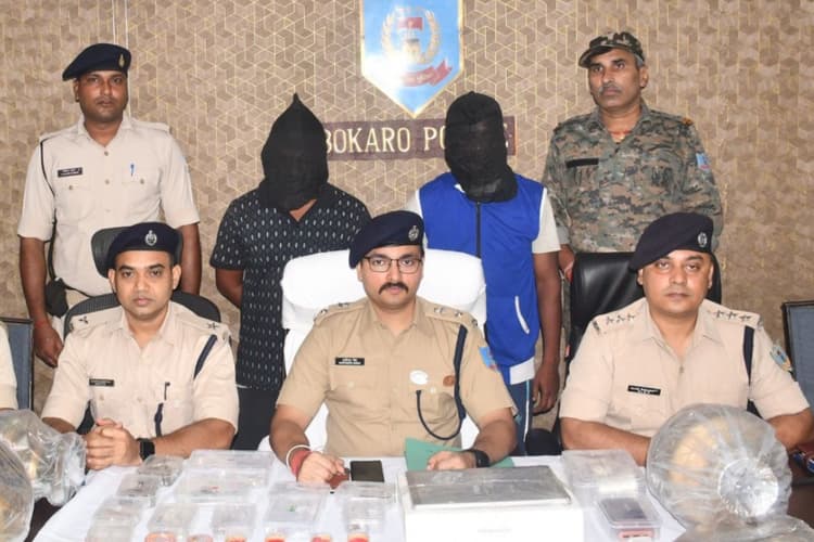 Bokaro Crime: बोकारो पुलिस को बड़ी सफलता, लाखों के जेवरात और कैश के साथ दो चोर अरेस्ट