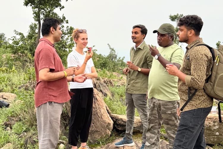 लंदन की पर्यावरणविद एला विट्स ने झारखंड के बर्डमैन पन्नालाल के साथ की बर्डवॉचिंग