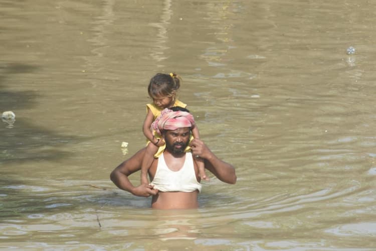 पटना के दानापुर में बाढ़ से टापू बने 7 पंचायत, घरों में घुसा पानी, चल रहे नाव और स्टीमर