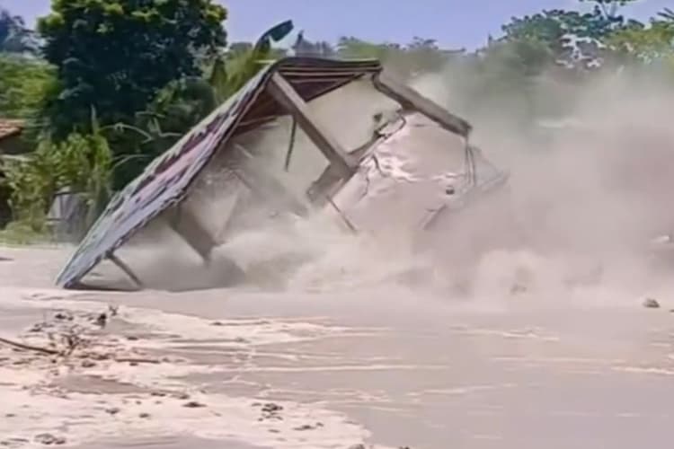 Video: भागलपुर में यहां 3 घंटे में 30 घर ढहकर गंगा में समाए, खुद मकान तोड़कर गांव से जाने लगे लोग