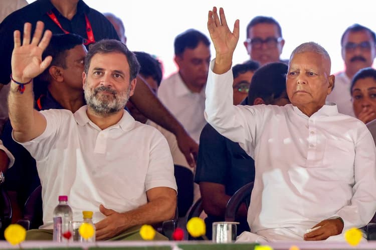 Video: 'लागल-लागल झुलनिया में धक्का... बलम कलकत्ता चलो', लालू यादव मंच पर पुराने अंदाज में लौटे