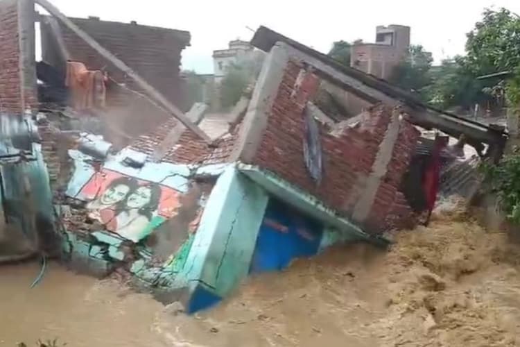 Video: बिहार के नालंदा में बाढ़ का विकराल रूप देखिए, पानी में भरभराकर ढह गया मकान