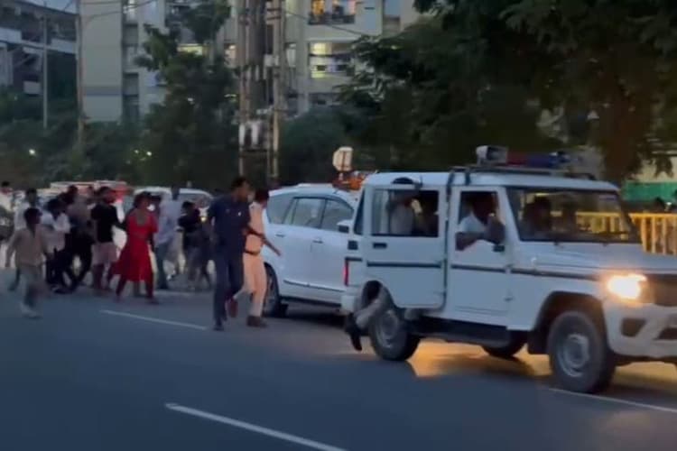 Video: पटना के अटल पथ पर VVIP की गाड़ी पर टूट पड़ी भीड़, शीशे फोड़े, भागी पुलिस