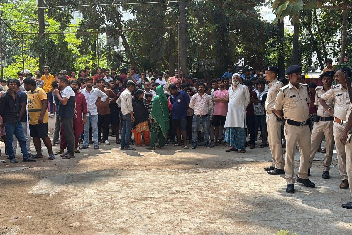 पटना के स्कूल में छात्रा ने खुद को लगाई आग, गुस्साए लोगों ने पुलिस पर किया हमला