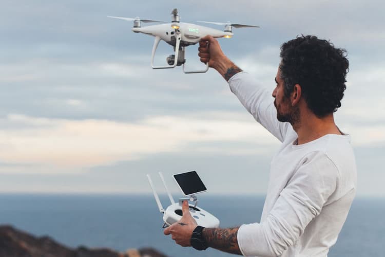 ड्रोन ऑपरेटर की बढ़ी डिमांड, सरकारी नौकरी के भी मौके, करें ये कोर्स