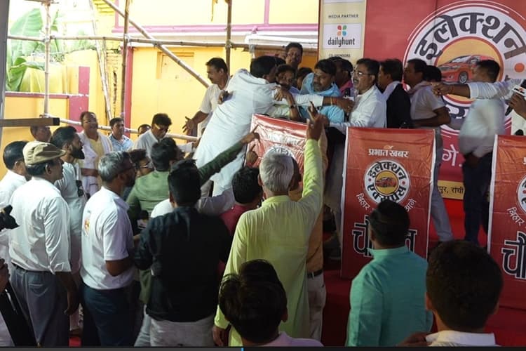 Election Express: मुंगेर के चौपाल में जमकर हुआ बवाल, आपस में भिड़े NDA और महागठबंधन के नेता