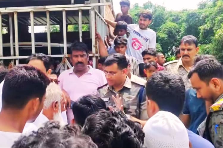 महागामा में मदरसे में फंदे से लटकी मिली छात्रा, परिजनों ने कहा मौलवी ने बच्ची के साथ गलत किया