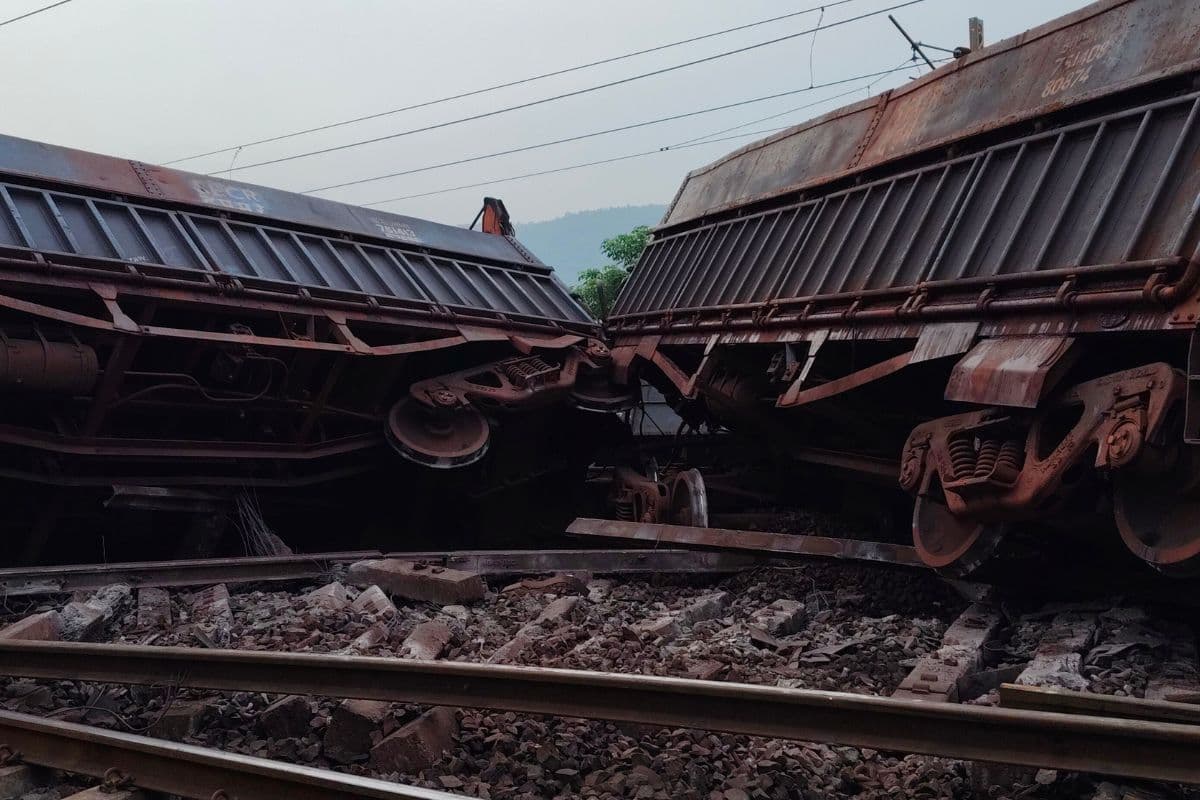 वंदे भारत एक्सप्रेस समेत 20 से अधिक ट्रेनें रद्द, झारखंड में मालगाड़ियों की टक्कर के बाद आवाजाही प्रभावित