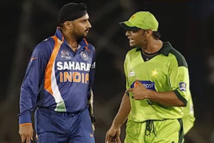एशिया कप में शोएब अख्तर दिखा रहे थे अकड़ तो भज्जी ने दिखाई औकात, हाई वोल्टेज ड्रामा देख सब रह गए हैरान