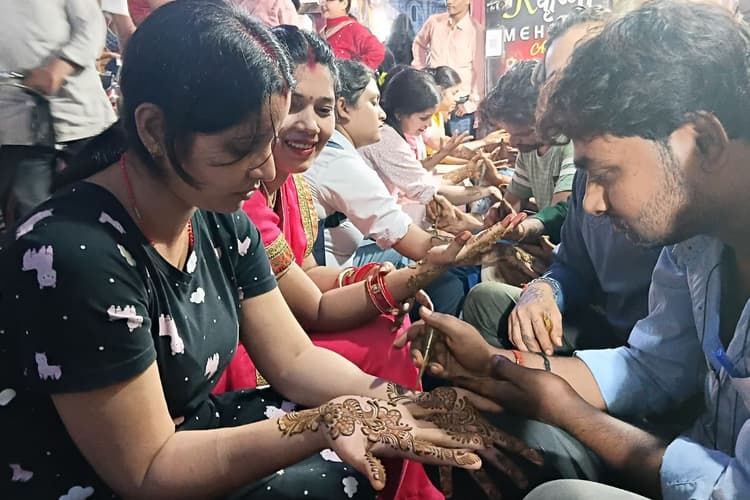 Hartalika Teej 2025: पति की लंबी आयु के लिए सुहागिन महिलाएं करेंगी निर्जला उपवास, हरितालिका तीज को लेकर बाजार गुलजार