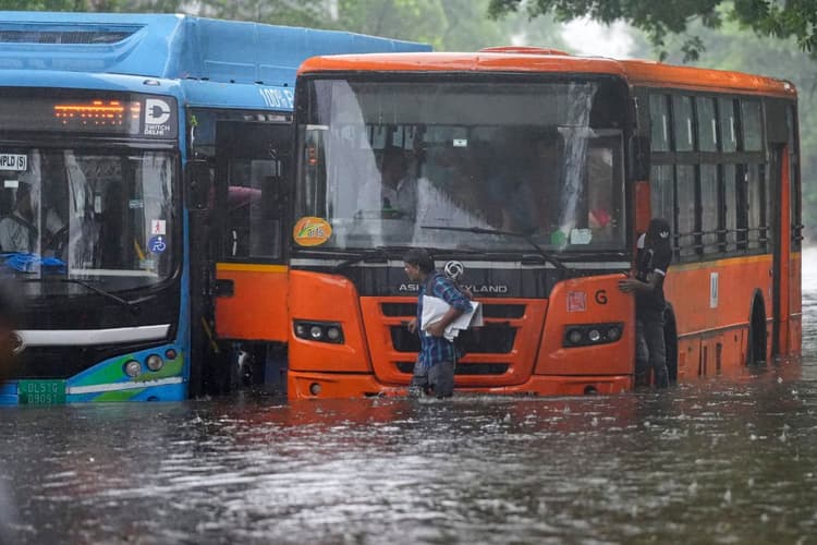 Heavy Rain Warning: 15,16,17,18 अगस्त बारिश का तांडव, इन राज्यों में आंधी तूफान के साथ भारी बरसात, अलर्ट जारी