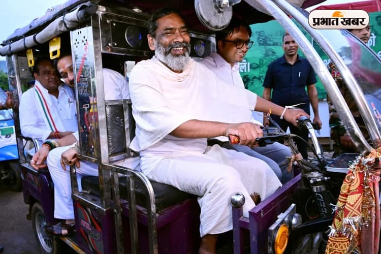 VIRAL VIDEO: अपने गांव में ई-रिक्शा चलाते नजर आये सीएम हेमंत सोरेन, मंत्रियों को बैठाया पीछे, DC को बगल में