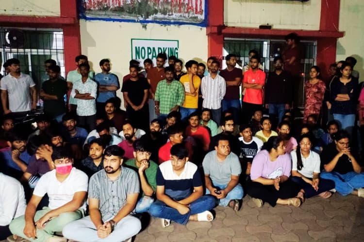 धनबाद के मेडिकल कॉलेज में हंगामा, मारपीट के बाद सभी डॉक्टर हड़ताल पर, आपातकालीन सेवाएं ठप