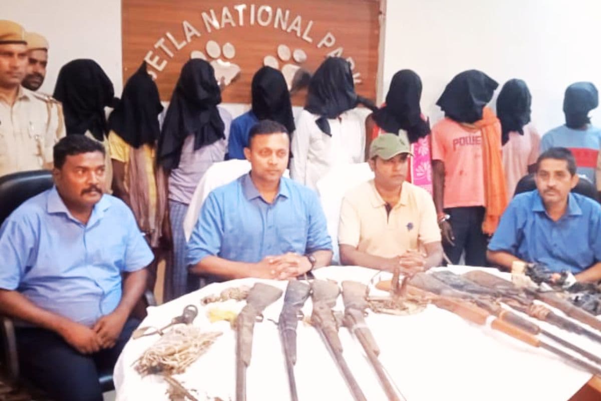 पलामू टाइगर रिजर्व में शिकार की कोशिश नाकाम, 8 भरठुआ बंदूक के साथ 9 शिकारी गिरफ्तार